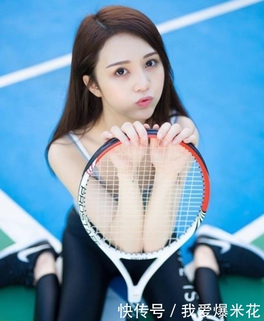  #气质#街拍女神：富有活力的紧身打底裤小姐姐，仙女气质十足