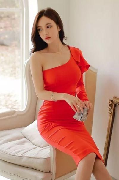 秀气搭配的紧身裙美女，轻松穿出好身姿，很有吸引力!