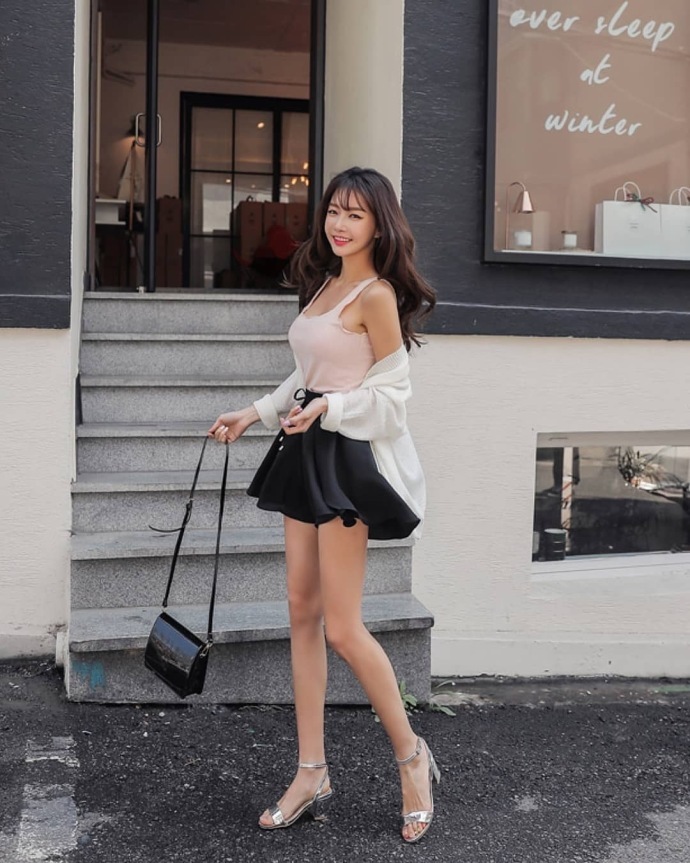 街拍：清新脱俗的小姐姐，图1妹子小露香肩，挑逗视觉神经!