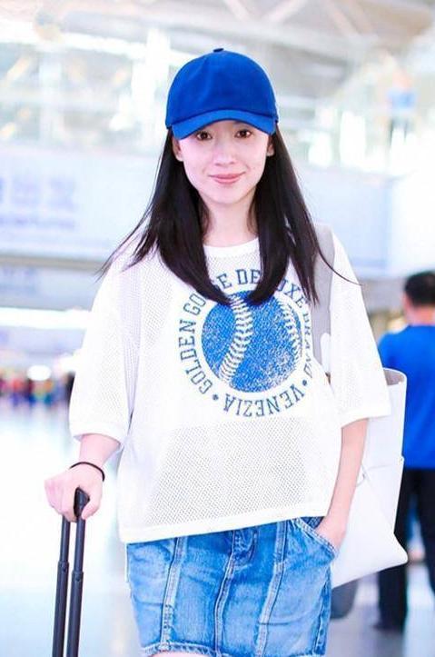 董洁年近40又怎样？穿短裤看腿只有18，21岁张雪迎都做不到