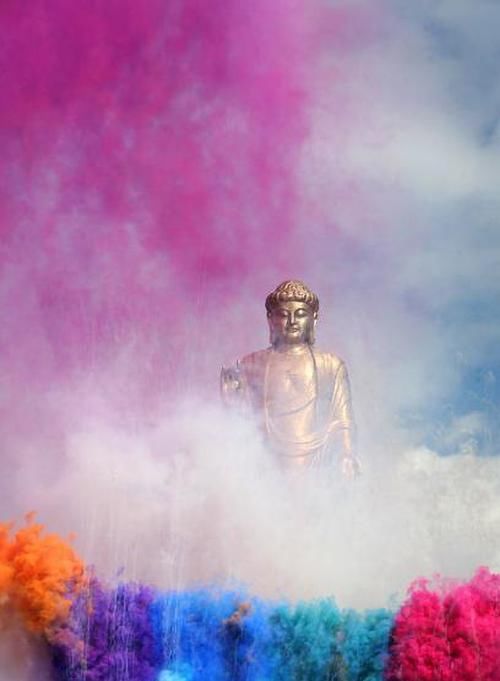 被遗忘的金佛：曾耗资12亿建造全球之最，现摸佛脚也收费无人问津