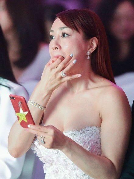 130斤的钟丽缇尝试紧身礼服，网友:比蒋欣可胖多了!