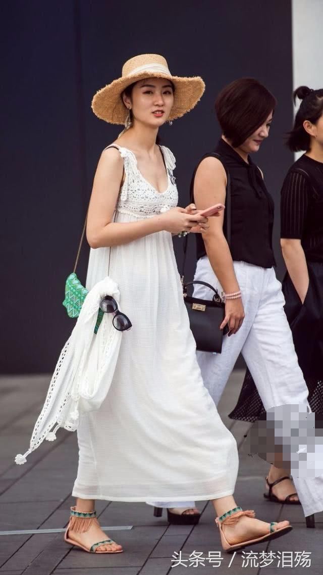 路人街拍，姑娘穿上白色长裙后很有古典美女的那种安静淑女感