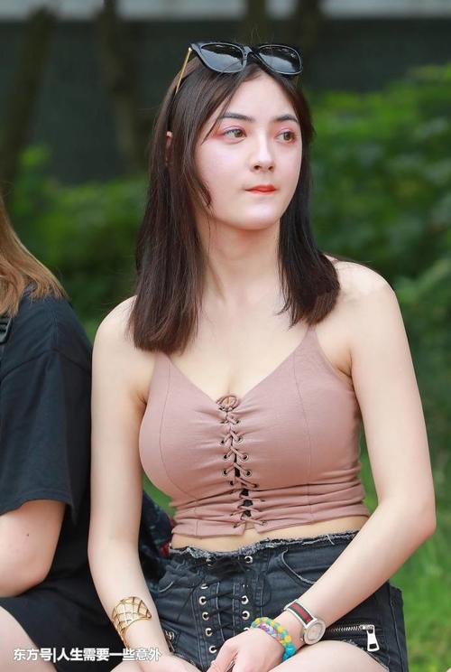 街拍美女，简单的穿搭也能彰显不一样的时尚美，好气质让人侧目