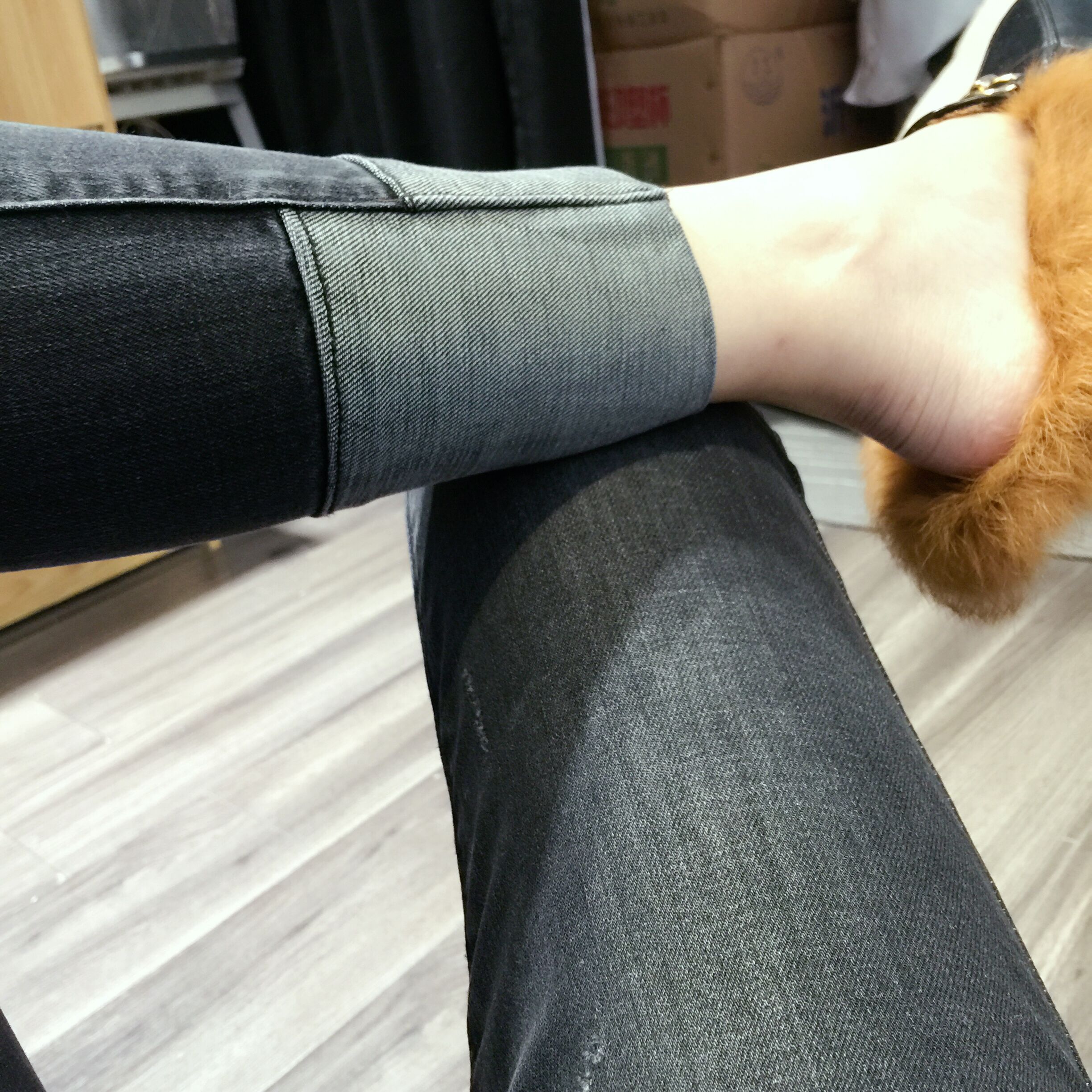 初秋穿裙子，不是很正确的选择，今秋流行配牛仔裤，时髦又显高挑