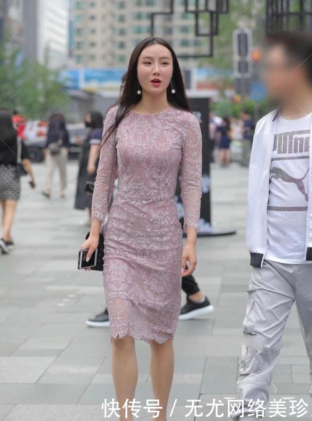  邻家@邻家妹妹为了显“成熟”，偷穿妈妈的裹身裙，网友：有贵妇的气质