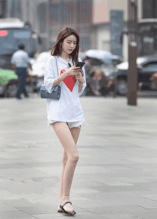 街拍：小姐姐和闺蜜一起上街凹造型，透露出一丝小性感！