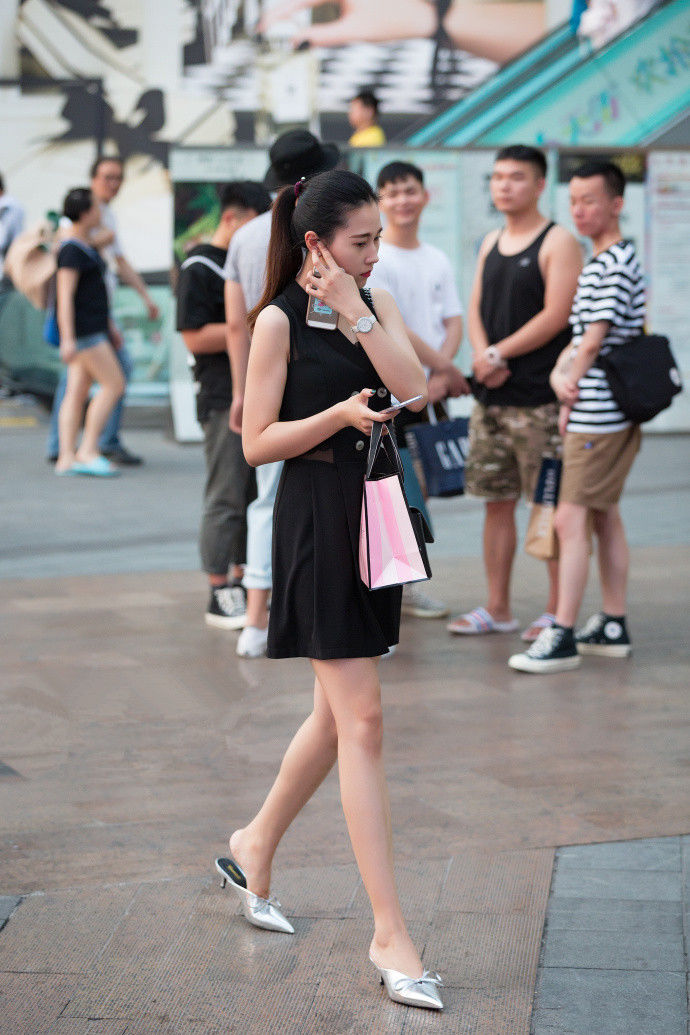 街拍路人，炎热的三伏天，路人们穿搭清新时尚，个个笑容满面