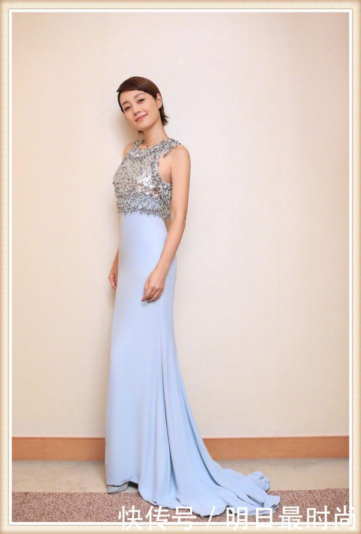 马伊琍一袭蓝色长裙现身，没整过的脸看着就是高级啊