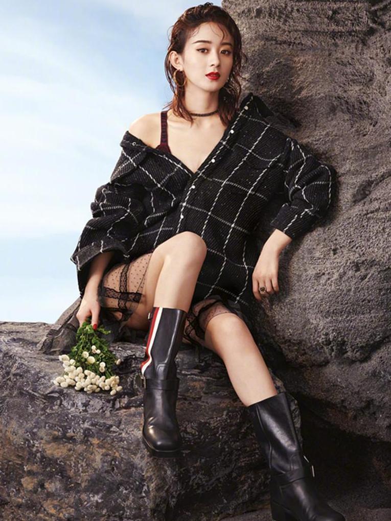 165cm赵丽颖, 穿“雨靴”显腿长, 却被比脸还大的帽子抢镜!