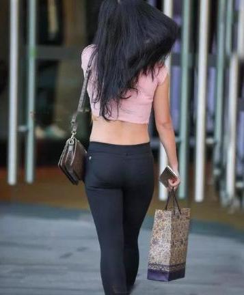 时尚潮流的打底裤装扮，展现女人好看的双腿，显得特别迷人！