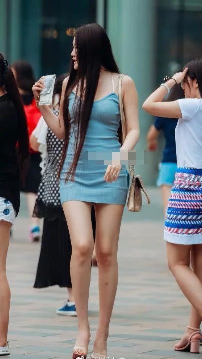 姐姐本来长得就很高挑如果再有一款精致的短裙来展示自己的身材就