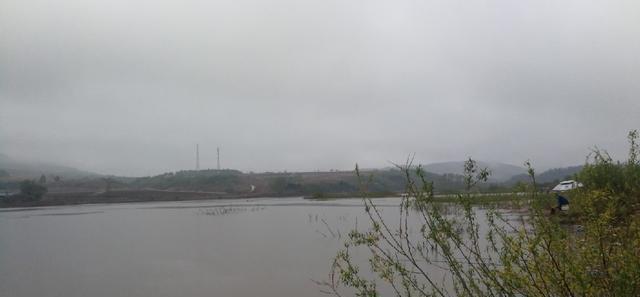 兰湖:母亲节延吉海兰湖垂钓,斤鲫拽走鱼竿很嚣张