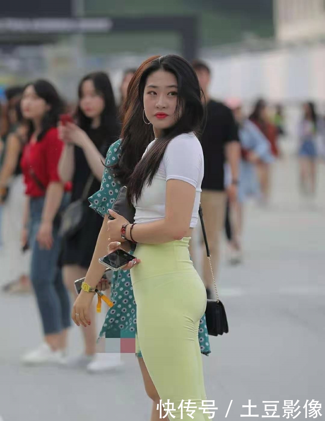 美女■很有肉感的美女近200斤,全身没有赘肉,被称为气质女神!