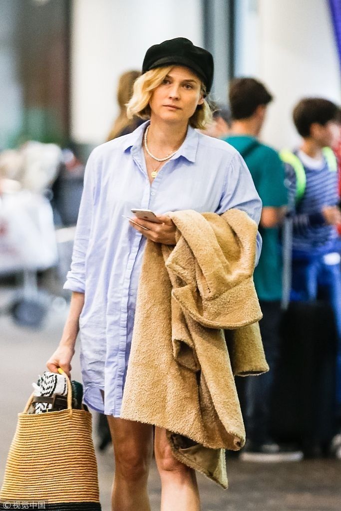 黛安克鲁格怀孕后首次被拍孕肚明显 素颜玩下衣失踪美腿细长