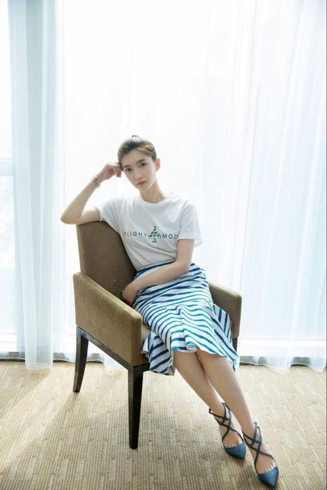 江疏影穿长裙现身，身材穿出五五分的感觉，网友：这次打扮没走心