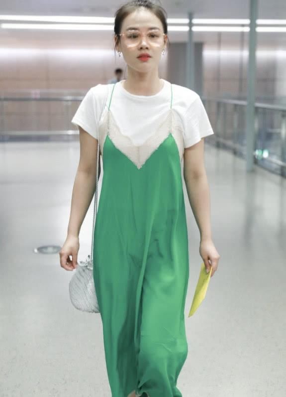 马思纯胆子真大，穿着吊带睡衣就出门了，网友:卖菜大妈?