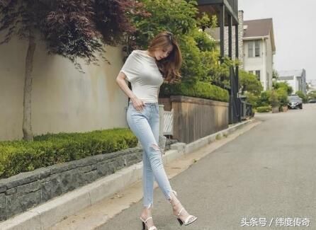 时尚穿搭，紧身牛仔裤有自然美的同时还很彰显自己的个性