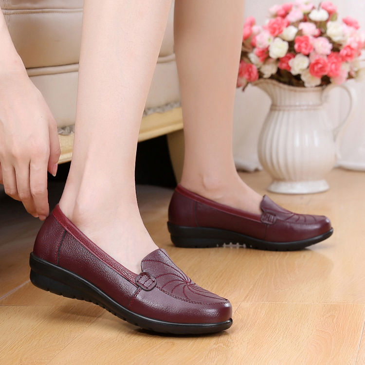 不否认!高跟鞋太硌脚，今年新上市的优雅妈妈鞋，养脚又衬气质