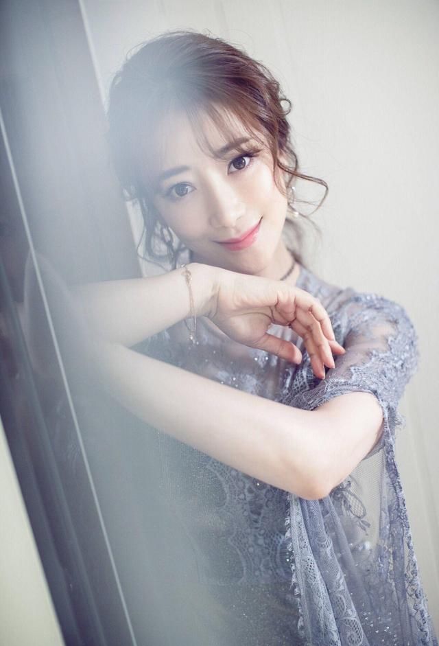 照片现在流行这么拍,看过陈紫函大片就知道,镜子里的你最美
