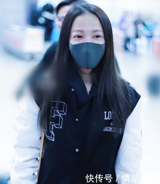 张韶涵登台演唱，一袭绿裙惊艳四座，当镜头移到她的手，我呆了