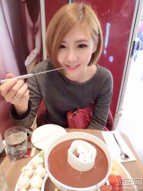 马来西亚短发正妹私房美照 五官精致御姐气息十足