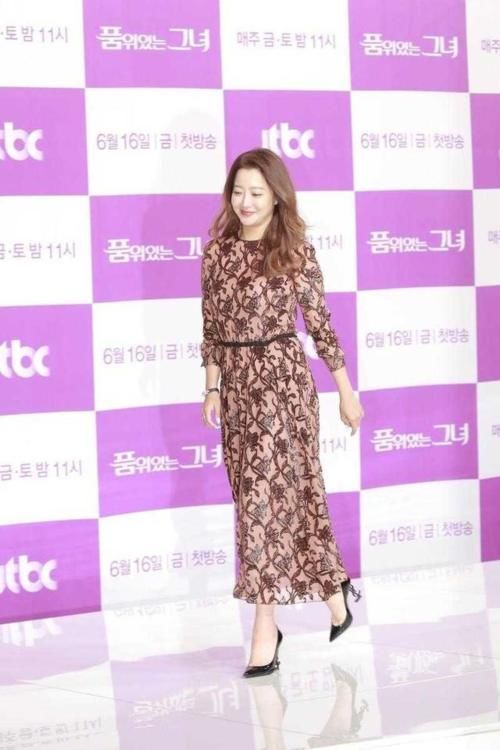  『裸色』号称“第一美女”的她，裸色印花连衣裙配长卷发，果然美得不一般