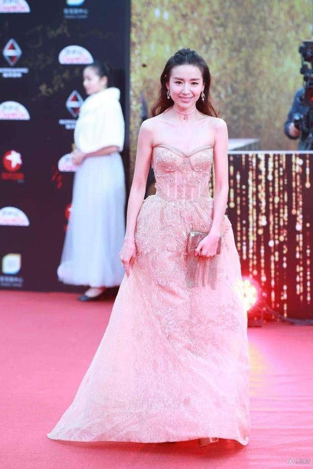 董洁又变年轻了，穿的短裙是10年前的校服裙吧？