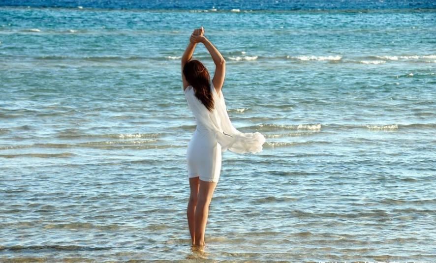  「海边」女神潮范儿美搭！夏日街拍：海边跟美女很搭哦，一道亮丽的风景线！
