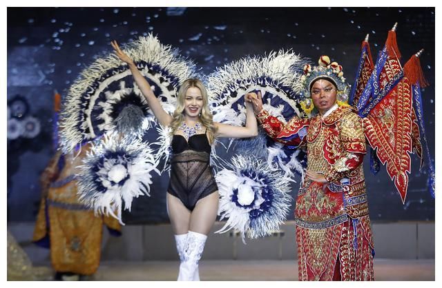 当“维密”遇上京剧，中外模特身穿维密服装大秀身材，性感十足