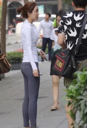 她的白衬衫搭配打底裤有着不一样的风格，带给我一种时尚的感觉