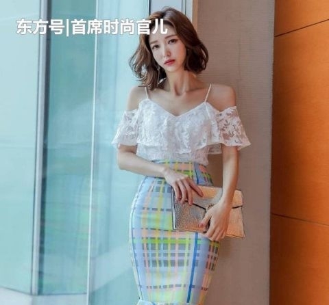  「性感」美女街拍：时尚靓丽的小姐姐，紧身穿搭，身材有型又性感！