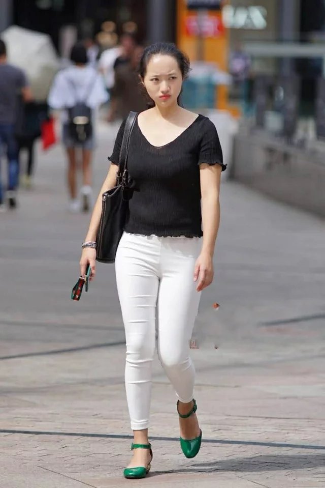 紧身裤虽然需要好身材，但有些小姐姐天生就有性感身材