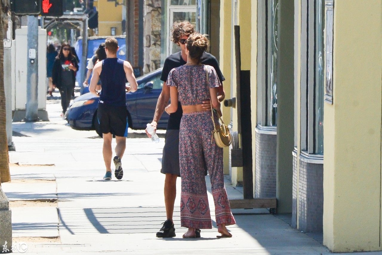 37岁巴西超模有两个娃,找了一个低调的高富帅,换了一身新衣服