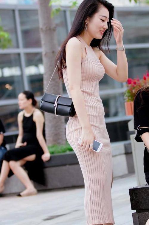 路人街拍，小姐姐身穿裸色连衣裙，配上红红的唇色，很是性感迷人