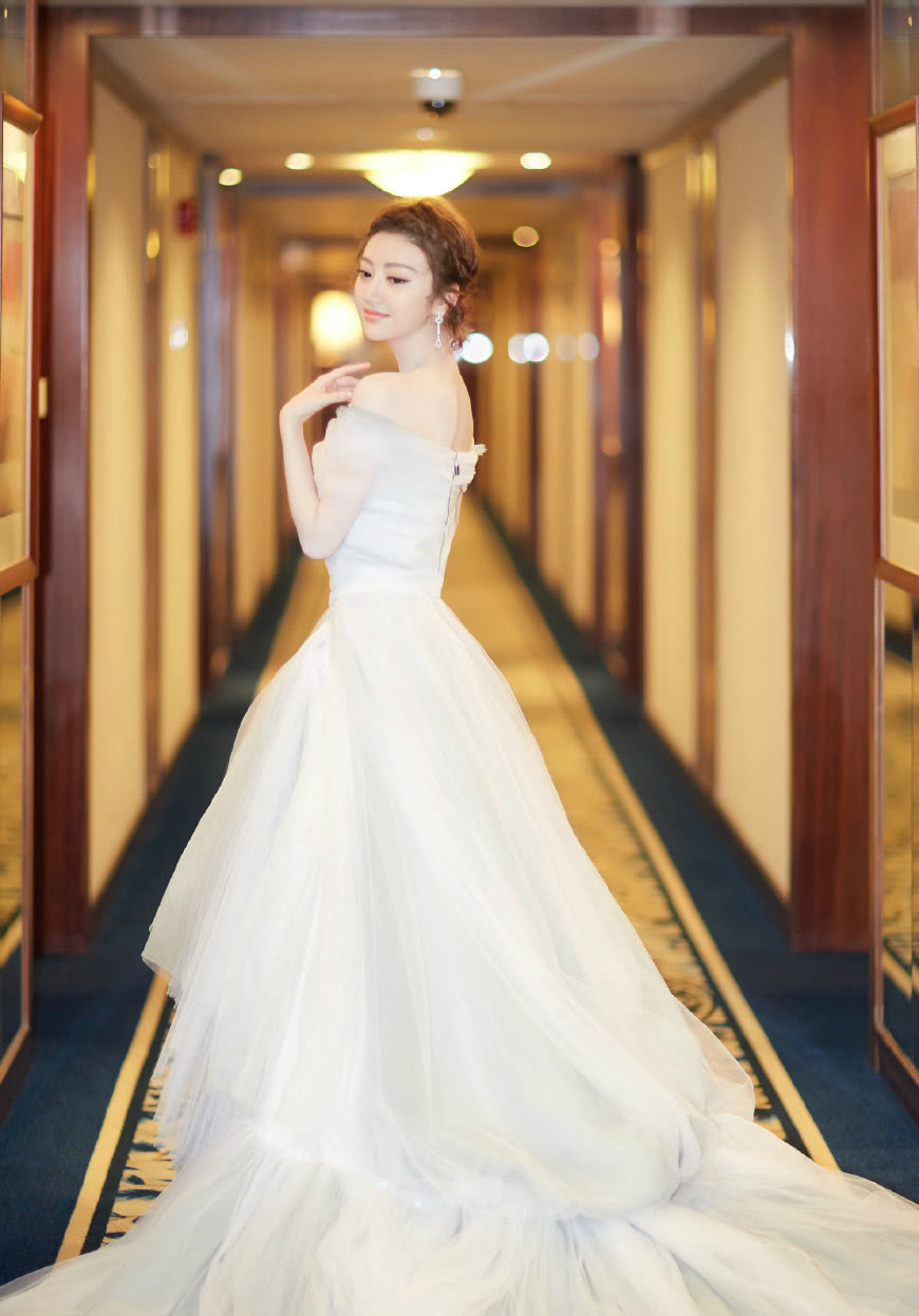 景甜时尚拍摄，尽显温雅可人的女神气质