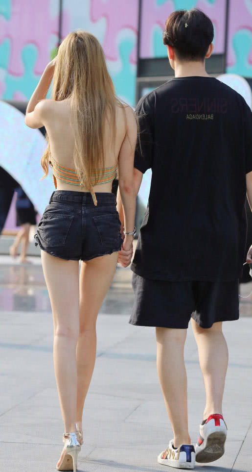 气质小姐姐超短裤裹出珠圆玉润好身材，那性感的美背格外的吸引眼