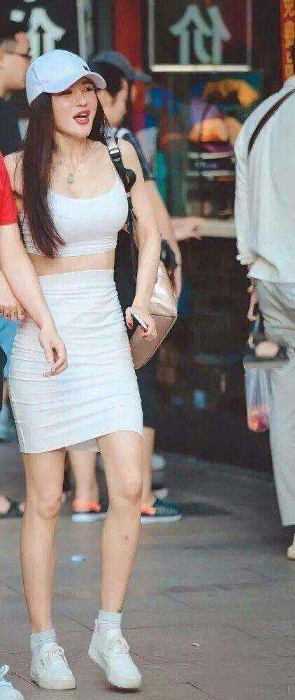 街拍：气质辣妈穿紧身包臀裙，勾勒身材真好看