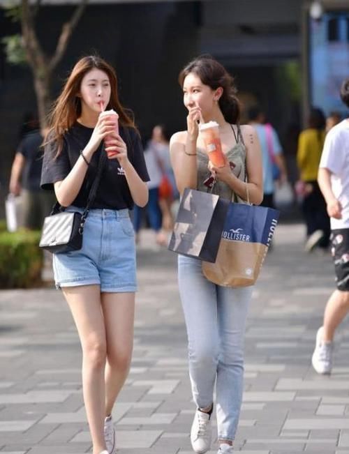  『清新』美女时尚街拍：丰姿冶丽的小姐姐，一件白色上衣配灰色短裙，时尚清新靓丽