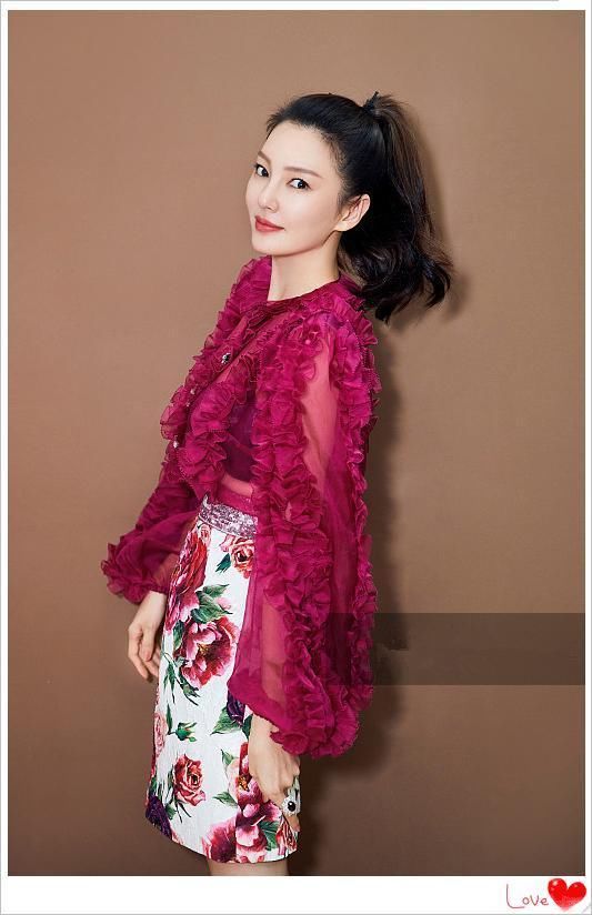 谢娜和张雨绮都是双胞胎妈妈，可同穿连衣裙，身材差距却如此尴尬