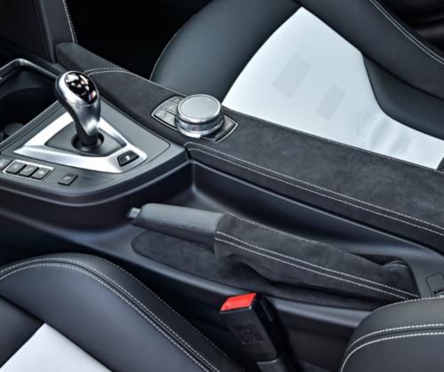  驾能■紧急情况下若司机不会踩刹车，自己坐在副驾能直接拉手刹