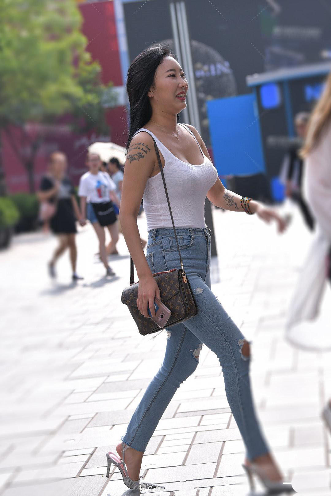 多女孩子|街拍:据说, 牛仔裤破成这样子, 说明质量很不合格吧?
