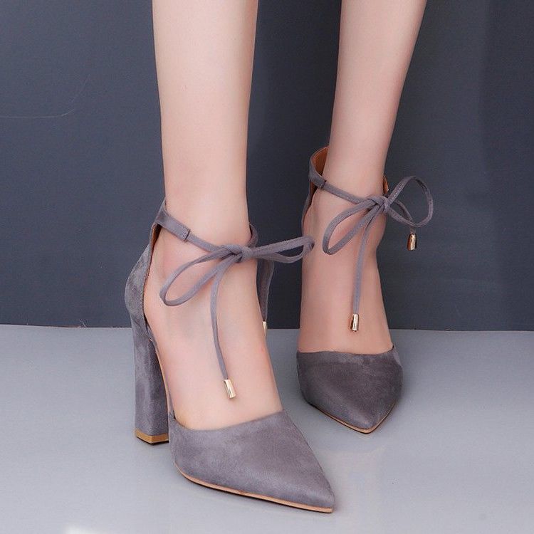 聪明女人穿高跟鞋，更聪明的女人穿粗跟的，显腿细不说，更显高