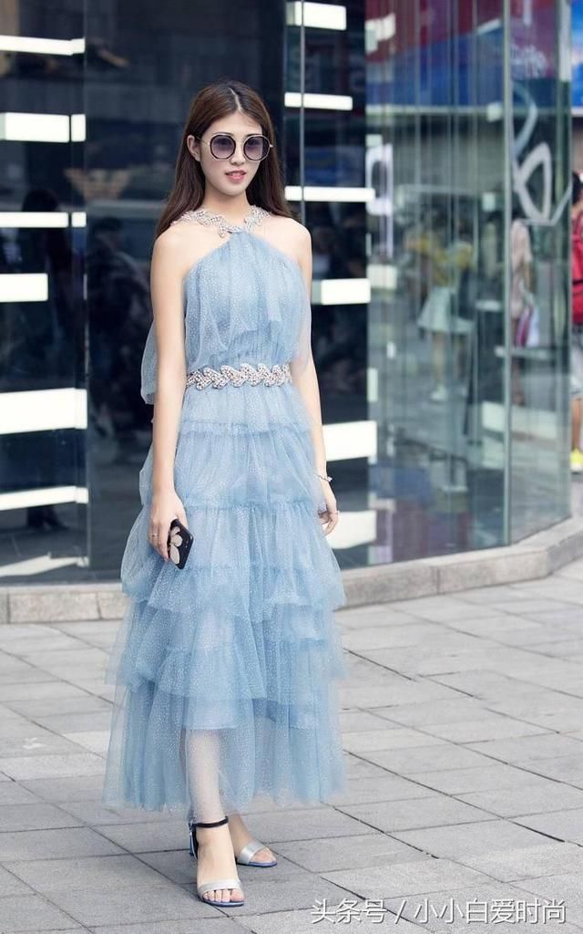 街拍：长裙让女人有优雅动人的气质，图三的女子宛若仙子下凡尘