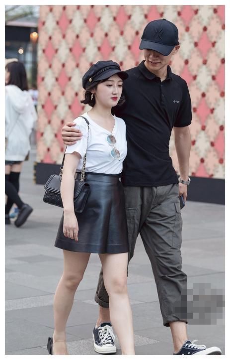 街拍：图一“黑丝”上阵，配上蕾丝小短裙，完美展现女性魅力！