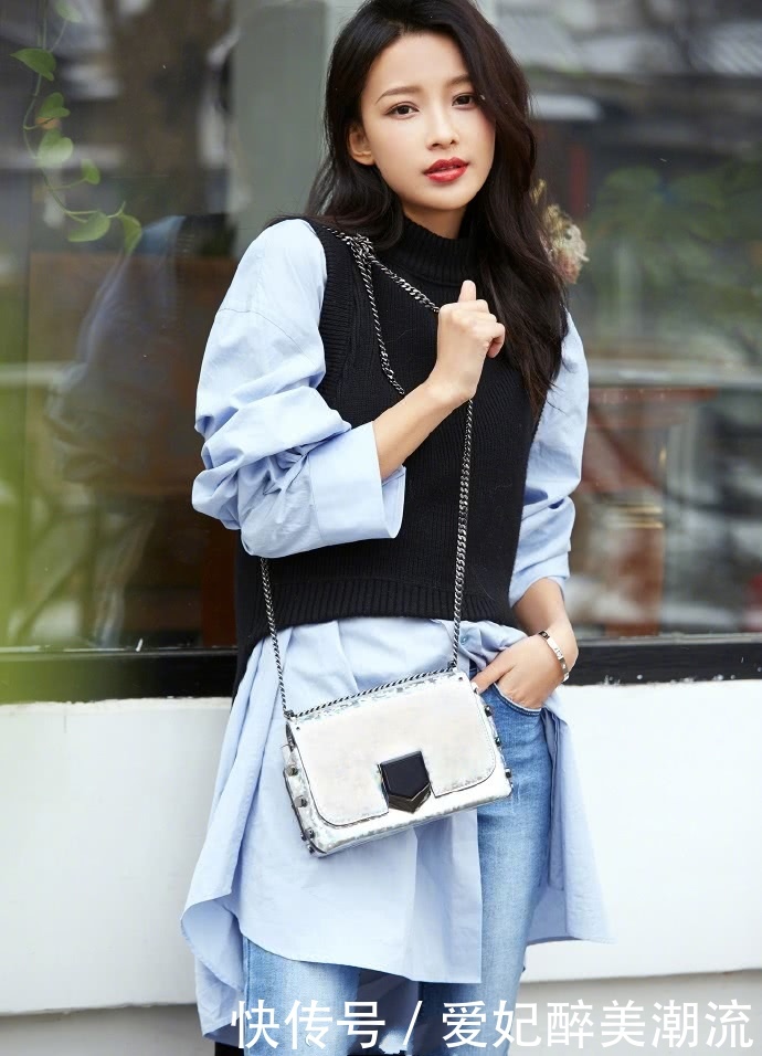 孙怡台下看秀都不安分，扯裙的瞬间好尴尬！好歹也拿块布盖一盖吧