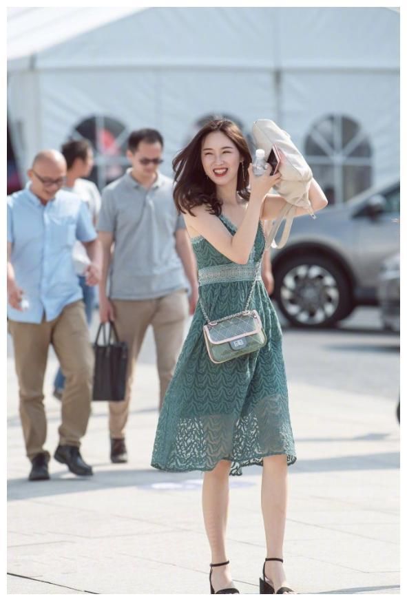 街拍：图1皮肤白皙，图2惊艳世俗，图3小姐姐时尚前卫！