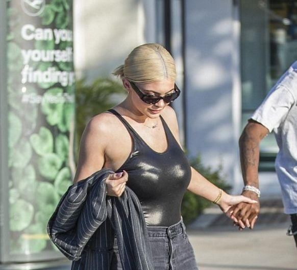 卡戴珊小妹穿乳胶运动衫上街,肩膀带子被勒成一条线是怎么回事