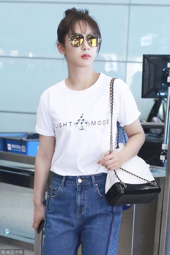 杨紫扎减龄丸子头俏皮可爱      牛仔裤配白T清爽简约似学生妹
