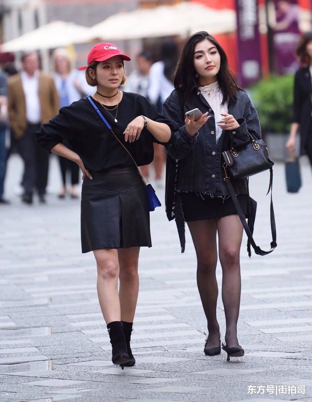 街拍哥：颜值高，也不失气质，动人甜美的性感黑丝袜小姐姐